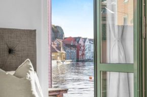 Seaside Apt. Catch Crabs from Your Bedroom Window!